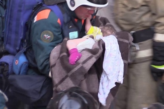 Спасенного из-под завалов в Магнитогорске малыша эвакуируют в Москву