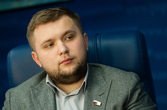 Чернышов разъяснил инициативу по приравниванию систем нагревания табака к сигаретам