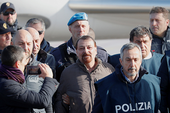 Задержанного в Боливии итальянского террориста экстрадировали в Италию