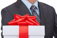 Федеральному омбудсмену могут запретить принимать ценные подарки