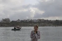 Температуры воздуха и воды одинаковая - плюс девять градусов по Цельсию.
