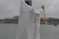 Отец Сергий освящает воды Карантинной бухты у Херсонеса.