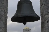 Знаменитый Туманный колокол отлит из трофейных турецких пушек в конце XVIIIвека. После Крымской войны французы увезли его из Севастополя - тоже в качестве трофея. Колокол висел в Соборе Парижской богоматери и вернулся в Херсонес в 1913 году.