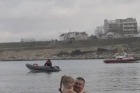 Самые смелые и закаленные купались вместе с детьми.