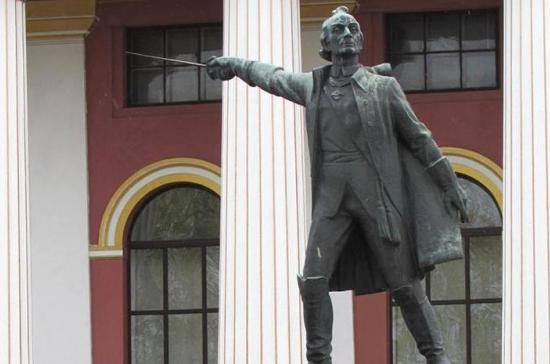 В Киеве снесли памятник Суворову