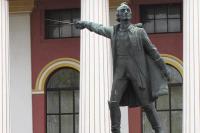 В Киеве снесли памятник Суворову