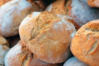В больницах и школах предложили кормить витаминизированным хлебом