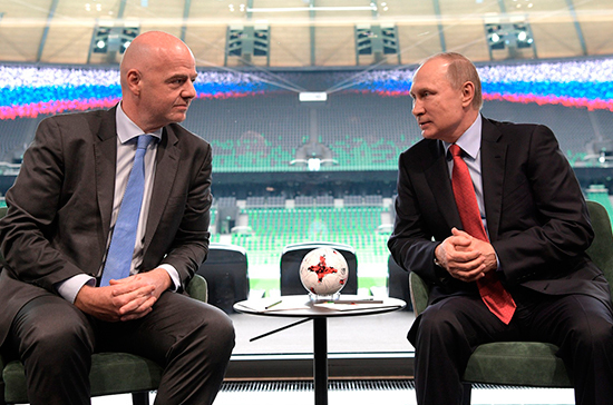 Путин наградил главу ФИФА орденом Дружбы