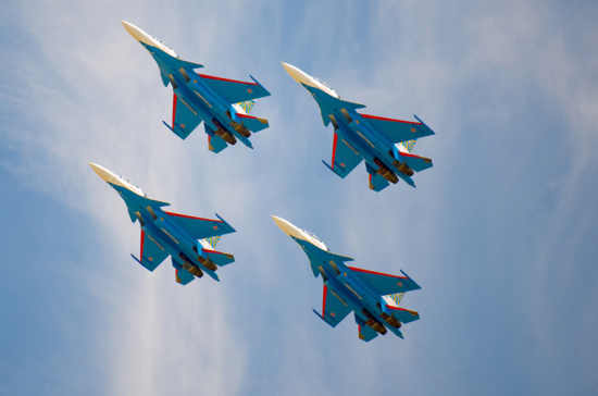 «Русские Витязи» показали новую фигуру высшего пилотажа