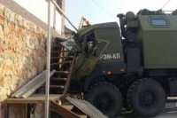 В Севастополе военный грузовик врезался в частный дом