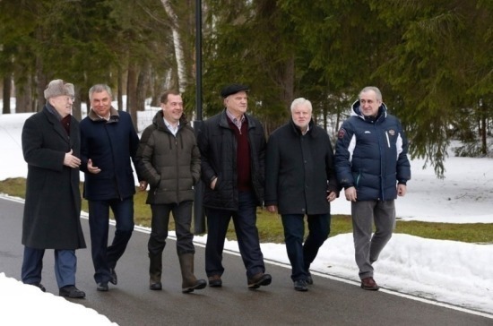 Лидеры думских фракций прогулялись с Медведевым (фото)