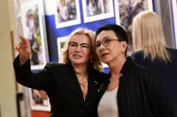 Ольга Ковитиди и Лариса Шойгу осматривают выставку.