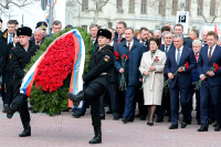 Депутаты Госдумы возложили цветы к мемориалу в Севастополе