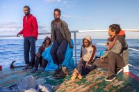 В Италии наложили арест на судно, доставившее в страну группу мигрантов
