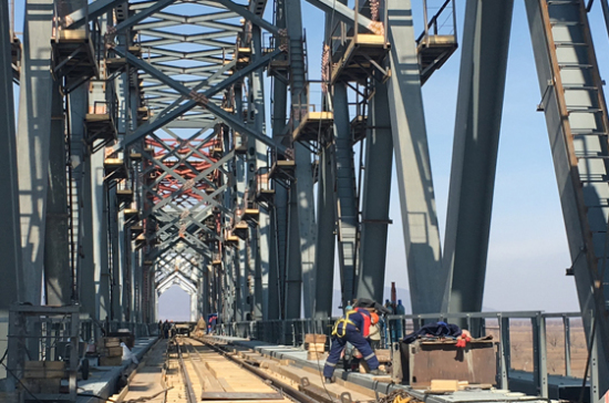 Россия и Китай завершили работы по соединению моста через Амур