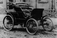 Первый американский автомобиль был продан за 1000 долларов США