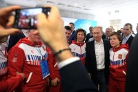 Путин отодвинул своего охранника на встрече со спортсменами