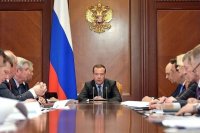 Медведев обсудил с депутатами от КПРФ налоги, промышленность и науку