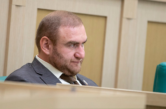 Суд признал законным отстранение Арашукова от должности сенатора 