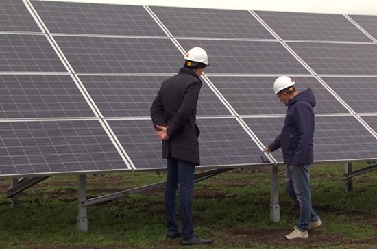 Инженеры начали установку фотопанелей на солнечной электростанции в Ставропольском крае