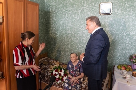 Лукин поздравил со 100-летним юбилеем жительницу Воронежа