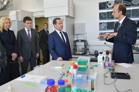 Медведев предложил расширить программу льготной ипотеки для ученых