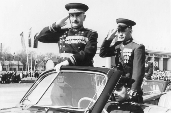 Минобороны показало уникальные фото советских полководцев с парадов