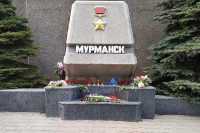 К стеле «Мурманск» в Севастополе приносят цветы в память о погибших при крушении SSJ-100