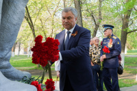 Володин возложил цветы к памятнику Марине Расковой в Энгельсе 