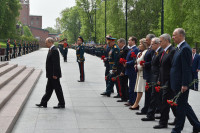 Президент возложил венок к Могиле Неизвестного Солдата в Александровском саду 
