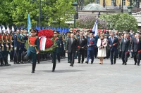 Владимир Путин возложил венок к Могиле Неизвестного Солдата у Кремлевской стены. Вместе с президентом участие в церемонии приняли Дмитрий Медведев, Валентина Матвиенко, Вячеслав Володин и другие.
