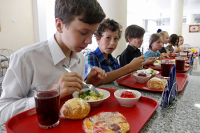 Закупки в сфере школьного питания предложили проводить через конкурс с ограниченным участием