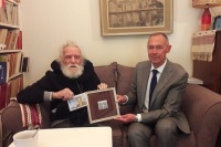 Посол России вручил герою Греции советскую почтовую марку с его портретом