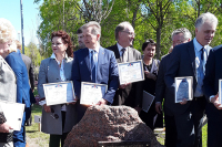 Петербургские депутаты высадили кленовую аллею в честь юбилея Заксобрания
