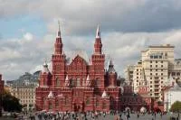 4. Государственный исторический музей. Почти полтора столетия Красную площадь Москвы украшает величественное здание Исторического музея, построенное в 1875–1883 гг. специально для размещения национальной сокровищницы России. Своим появлением один из старейших московских музеев обязан грандиозной Всероссийской Политехнической выставке. Инициаторами создания музея выступили организаторы ее Севастопольского отдела, посвященного героической обороне Севастополя во время Крымской войны, а также исследованиям древнего Херсонеса.