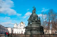 8. Новгородский музей-заповедник. Новгородский Кремль (Детинец) – один из древнейших памятников военно-оборонительного зодчества России XV-XVII вв. Общая площадь крепости внутри стен – 12, 1 га. Глубокий ров окружает его с севера, запада и юга. Крепостные стены, стоящие на валу, имеют протяженность 1487 м, высоту от 8 до 15 м, толщину от 3, 6 до 6, 5 м. Из двенадцати башен, которые имелись в Детинце XV в., сохранилось девять: Дворцовая, Спасская, Княжая, Кокуй, Покровская, Златоустовская, Митрополичья, Федоровская и Владимирская.