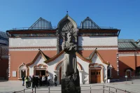 2. Третьяковская галерея. Историческое здание, в котором располагалась коллекция основателя Галереи Павла Михайловича Третьякова (с 1856 года). Здесь можно увидеть более 1300 произведений русского искусства XI — начала ХХ века — от домонгольских икон и мозаик до пейзажной, портретной и исторической живописи, в том числе такие шедевры мирового значения, как «Троица» Андрея Рублёва и «Явление Христа народу» Александра Иванова. Многогранно представлено творчество великих художников В.И. Сурикова, В.В. Верещагина, И.Е. Репина, В.А. Серова и других.