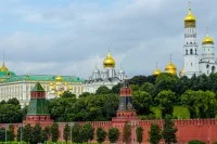 1. Московский Кремль — один из крупнейших архитектурно-градостроительных ансамблей мира. Он раскинулся в центре столицы России на высоком холме над Москвой-рекой. Высота стен Кремля, узкие бойницы, площадки боя, мерный шаг башен — все говорит о том, что прежде всего это крепость. Но стоит войти в Кремль — и впечатление меняется. На территории площадью 28 гектар раскинулись просторные площади и красивые скверы, величественные дворцы и обилие храмов.