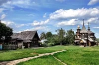 В состав музея-заповедника входит 56 памятников архитектуры. Это по преимуществу памятники древнерусского времени (XII — начало XVIII вв.) — церковные и гражданские, каменные и деревянные, отдельные здания и архитектурные комплексы. Ряд памятников относится к губернскому времени (конец XVIII — начало XX вв.). Наибольшую ценность представляют памятники белокаменного зодчества XII—XIII вв. Музеем организованы 35 музейных экспозиций в трех городах.