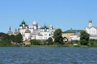 10. Государственный музей-заповедник «Ростовский кремль» основан 28 октября (10 ноября) 1883 года. Музей располагается на территории архитектурного ансамбля бывшего Ростовского архиерейского дома (Ростовского кремля), который сформировался в результате строительной деятельности митрополита Ростовского и Ярославского Ионы III (Сысоевича) в 1670-1680-х годах.