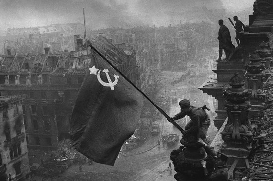 КПРФ предложила поднимать копии Знамени Победы в российских городах на 9 Мая