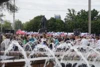 Праздник в столице Донецка прошёл «под присмотром» Владимир Ленина.