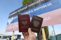 Жители Донбасса получили первые российские паспорта по упрощённому порядку 