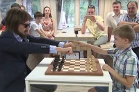 Школьник сыграл вничью с чемпионом мира по шахматам Сергеем Карякиным