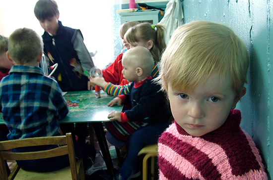 В Подмосковье с начала года устроили в семьи более 950 детей-сирот