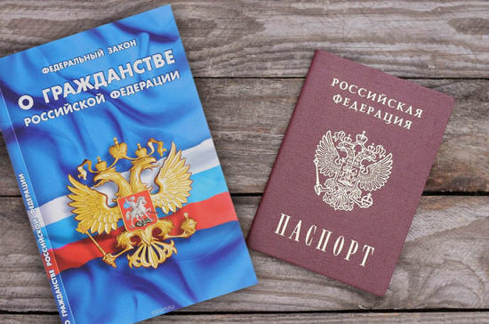 Путин поручил МВД изучить практику предоставления российского гражданства украинцам