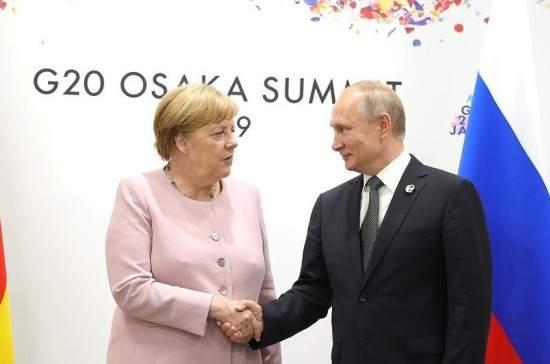 Путин поздравил Меркель с юбилеем