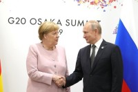 Путин поздравил Меркель с юбилеем