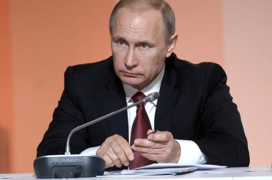 Путин поручил губернаторам реагировать на сообщения СМИ о нарушениях прав граждан
