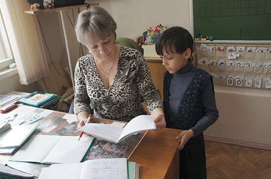 Медведев поддержал инициативу по устранению разрыва в зарплатах учителей